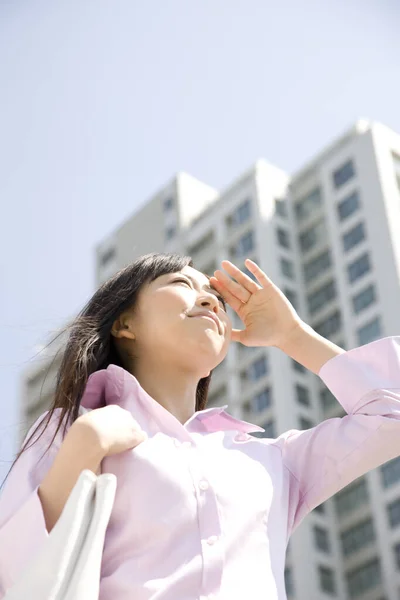 Gyönyörű Boldog Fiatal Ázsiai Sétál Városban — Stock Fotó