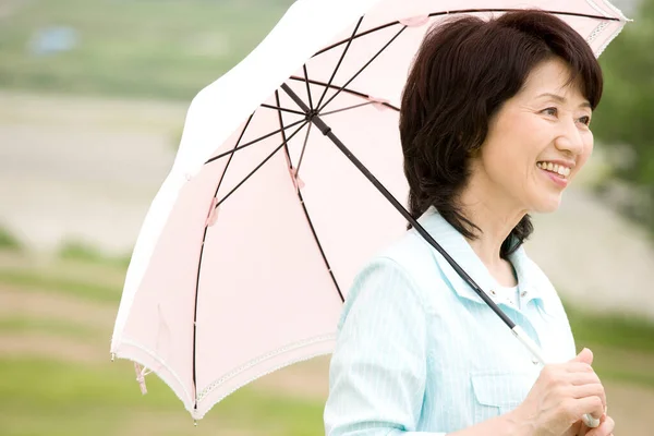 手に傘を持っているアジアの女性 — ストック写真