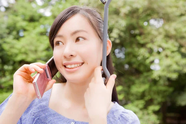 Joyeux Japonais Femme Assis Sur Swing Aide Téléphone Dans Vert — Photo
