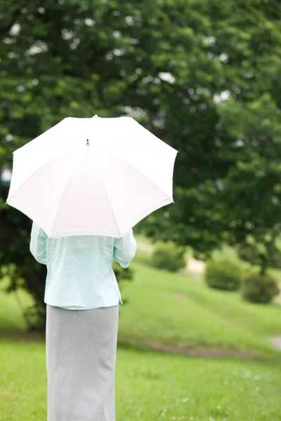 Frau Mit Weißem Regenschirm Freien — Stockfoto