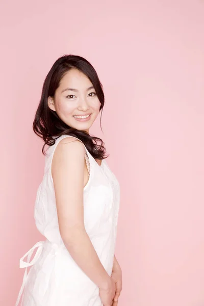 Hermosa Joven Asiático Mujer Posando Iaolated Fondo —  Fotos de Stock