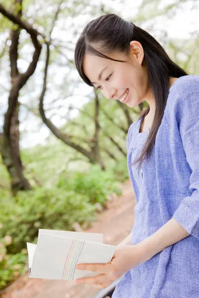 Alegre Mujer Japonesa Leyendo Libro Verde Parque Verano Durante Día —  Fotos de Stock