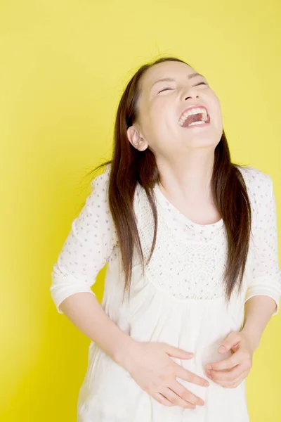 Młoda Azjatycka Kobieta Śmieje Się Odosobnionym Tle — Zdjęcie stockowe