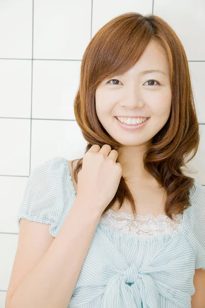 白い背景に隔離されたスタイリッシュなヘアカットを持つ若い日本の女性の肖像画 — ストック写真