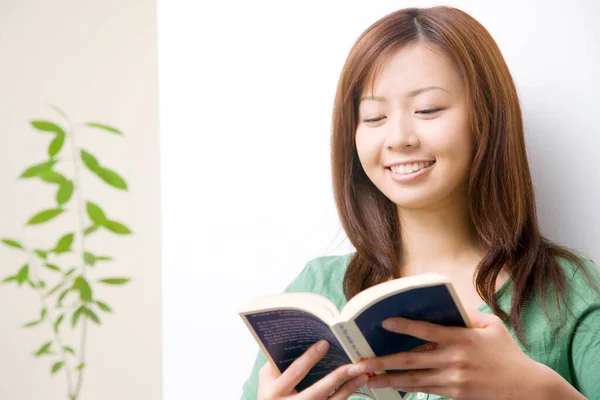 Πορτρέτο Μιας Ευτυχισμένης Ιαπωνέζας Που Διαβάζει Βιβλίο Στο Σπίτι — Φωτογραφία Αρχείου