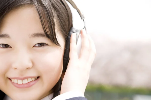 Ázsiai Lány Fejhallgató Háttérben Közelről — Stock Fotó