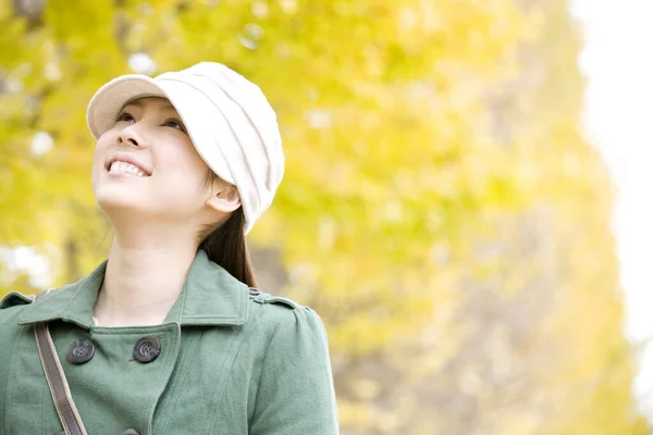 秋天公园里戴着帽子的年轻亚洲女人的肖像 — 图库照片