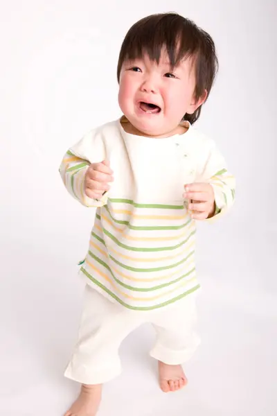 怒ったアジアの幼児が立って泣く — ストック写真