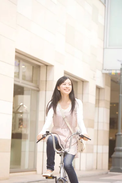 Hermosa Feliz Joven Asiático Mujer Equitación Bicicleta Ciudad — Foto de Stock