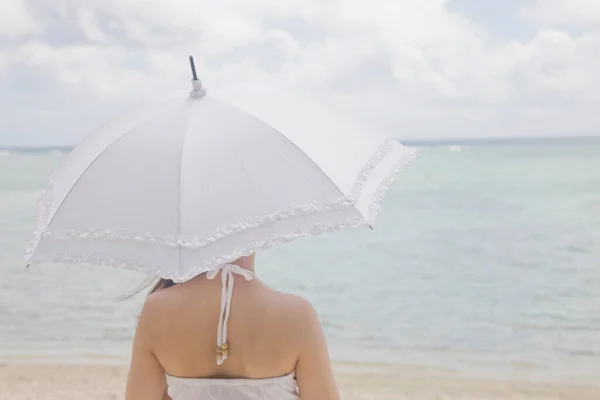 Giovane Donna Vestita Bianco Con Ombrellone Spiaggia — Foto Stock