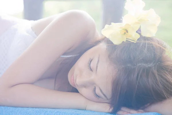 Porträtt Vacker Ung Japansk Kvinna Med Blomma Håret Sover Sommarlovet — Stockfoto