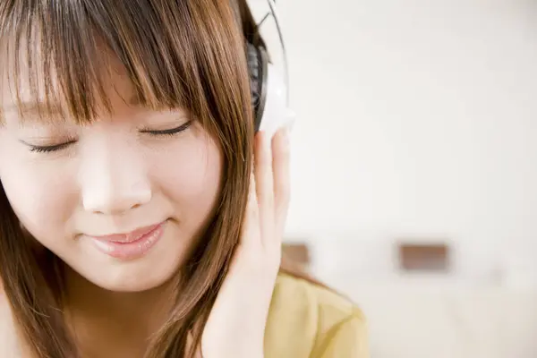 Jeune Femme Asiatique Écoutant Musique Avec Des Écouteurs — Photo