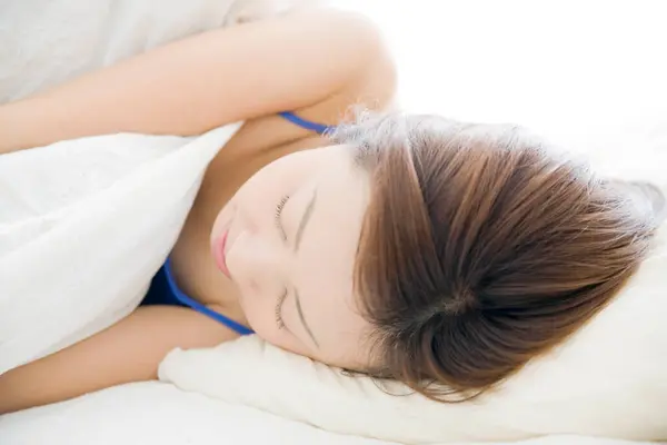 Молодая Красивая Женщина Спящая Кровати — стоковое фото