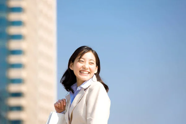 Retrato Feliz Mulher Negócios Asiática Contra Céu Azul — Fotografia de Stock