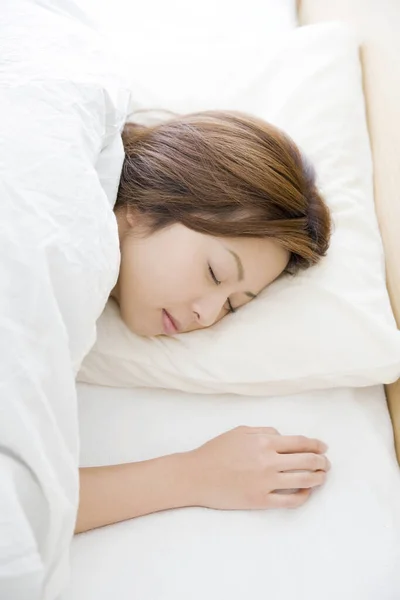 Joven Asiática Mujer Durmiendo Cama Con Blanco Almohada —  Fotos de Stock