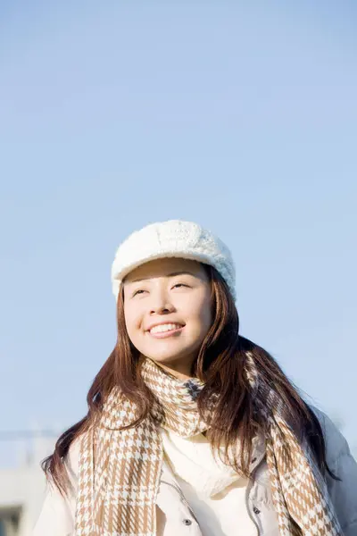 Bella Giovane Donna Asiatica Inverno Vestiti Sorridenti All Aperto — Foto Stock