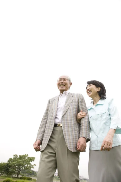 Asiático Senior Pareja Caminar Aire Libre —  Fotos de Stock