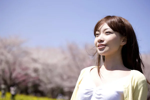 Çekici Genç Asyalı Kadın Gülümsüyor Parka Bakıyor — Stok fotoğraf