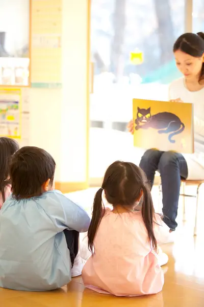 Söta Asiatiska Små Barn Leker Med Lärare Dagis — Stockfoto