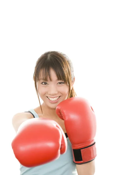 戴拳击手套的年轻亚洲女人 — 图库照片