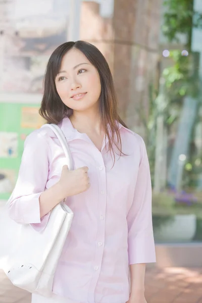 Красива Щаслива Молода Азіатська Жінка Йде Місті — стокове фото