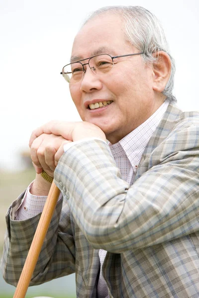 亚洲老年人 眼镜和手杖 — 图库照片