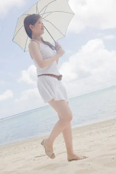 Krásná Asijská Žena Držení Bílý Deštník — Stock fotografie