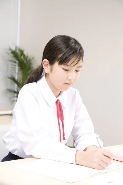 Retrato Linda Chica Japonesa Uniforme Escolar Estudiando Escuela — Foto de Stock