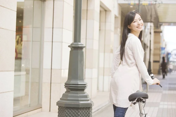 Όμορφη Ευτυχισμένη Νεαρή Ασιατική Γυναίκα Ιππασία Ποδήλατο Στην Πόλη — Φωτογραφία Αρχείου