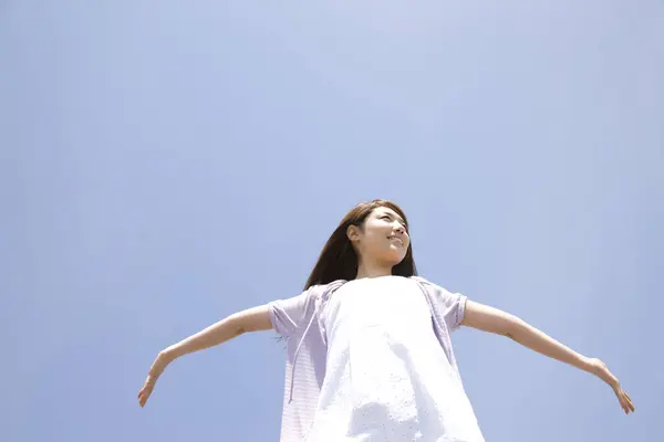 Joven Mujer Asiática Sonriendo Aire Libre Mujer Feliz Posando Contra —  Fotos de Stock