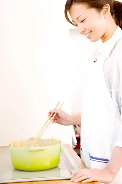 Junge Asiatin Bereitet Nudeln Der Küche — Stockfoto
