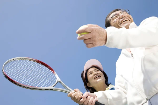 Feliz Asiática Senior Pareja Jugando Tenis Juntos —  Fotos de Stock