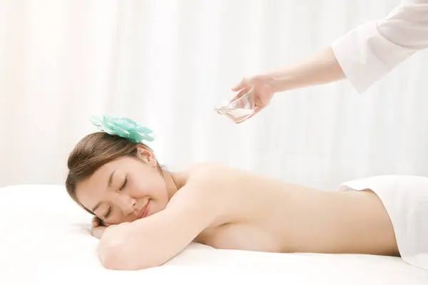 Junge Frau Mit Massage Wellness Salon — Stockfoto