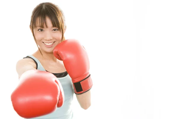 戴拳击手套的年轻亚洲女人 — 图库照片