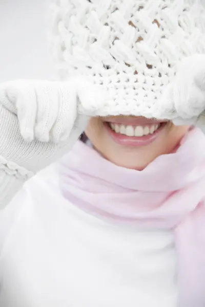 Ásia Mulher Vestindo Quente Branco Luvas Chapéu — Fotografia de Stock