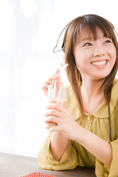 Japanse Vrouw Hoofdtelefoon Drinken — Stockfoto