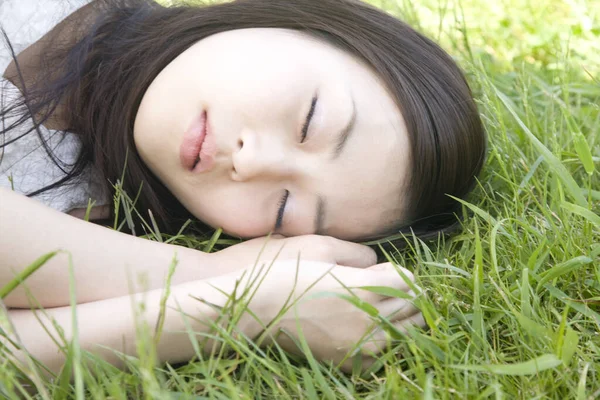 Schöne Asiatische Frau Schläft Auf Grünem Gras — Stockfoto
