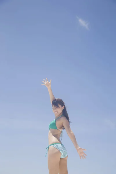 Giovane Donna Giapponese Posa Bikini Sulla Spiaggia — Foto Stock