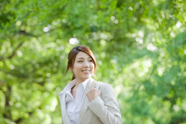 Mooie Jonge Aziatische Vrouw Glimlachen Kijken Opzij Park — Stockfoto