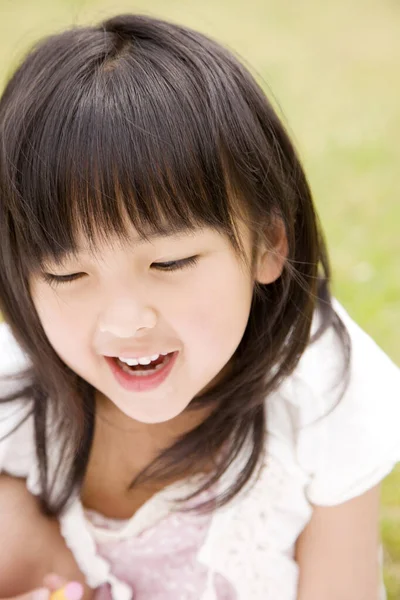 Маленька Азіатська Дівчинка Посміхається Літньому Парку — стокове фото