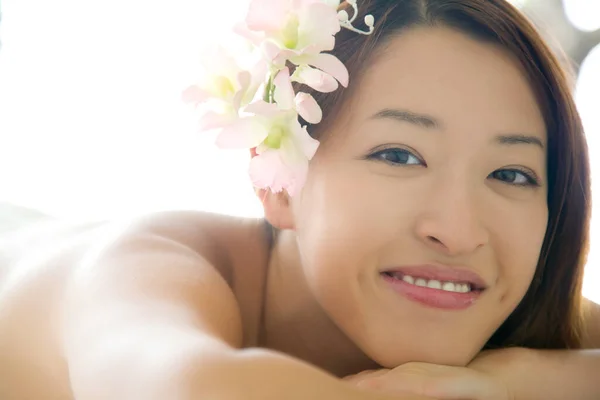 Portret Van Lachende Aziatische Vrouw Met Bloemen Het Haar — Stockfoto