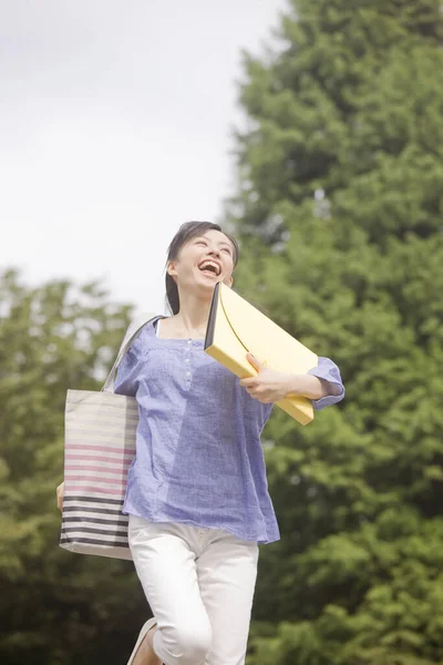 Χαρούμενη Γιαπωνέζα Που Περπατάει Στο Πράσινο Καλοκαιρινό Πάρκο Μέρα — Φωτογραφία Αρχείου