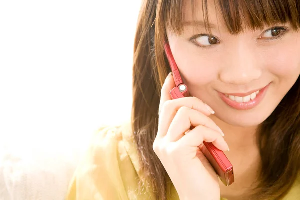 Красива Молода Азіатська Жінка Розмовляє Телефону Вдома — стокове фото