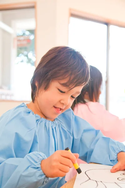 Mignon Asiatique Petit Garçon Jouer Japonais Maternelle — Photo
