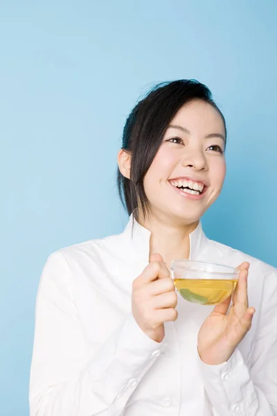 Bela Jovem Asiático Mulher Com Chá Xícara Isolado Fundo — Fotografia de Stock