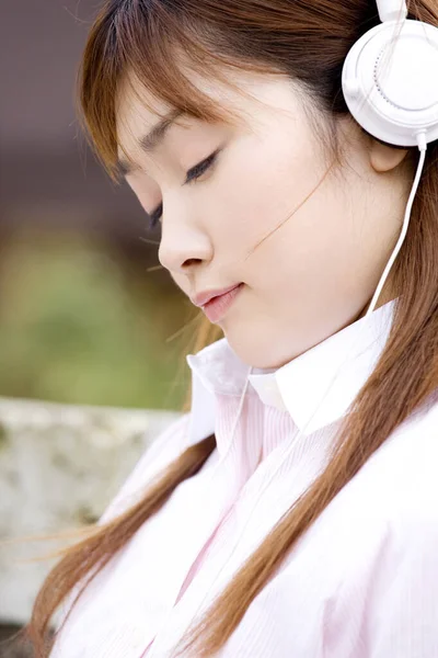 Joven Japonesa Mujer Escuchar Música Auriculares —  Fotos de Stock