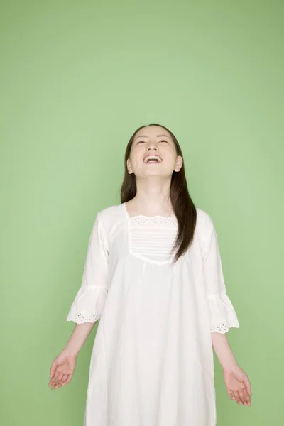 Mooie Jonge Aziatische Vrouw Lachen Geïsoleerde Achtergrond — Stockfoto