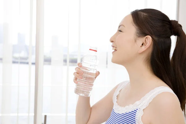 Bela Jovem Asiático Mulher Beber Água Garrafa Casa — Fotografia de Stock