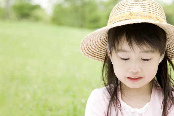 Portrait Mignonne Petite Fille Asiatique Portant Chapeau Dans Parc Été — Photo