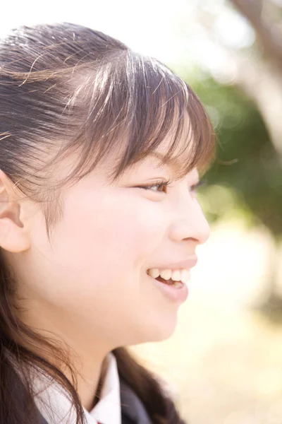 Ritratto Bella Carina Studentessa Giapponese Posa Sfondo Albero Sakura Fiore — Foto Stock